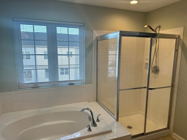 Building Photo - Welcome to Plantation Lakes!