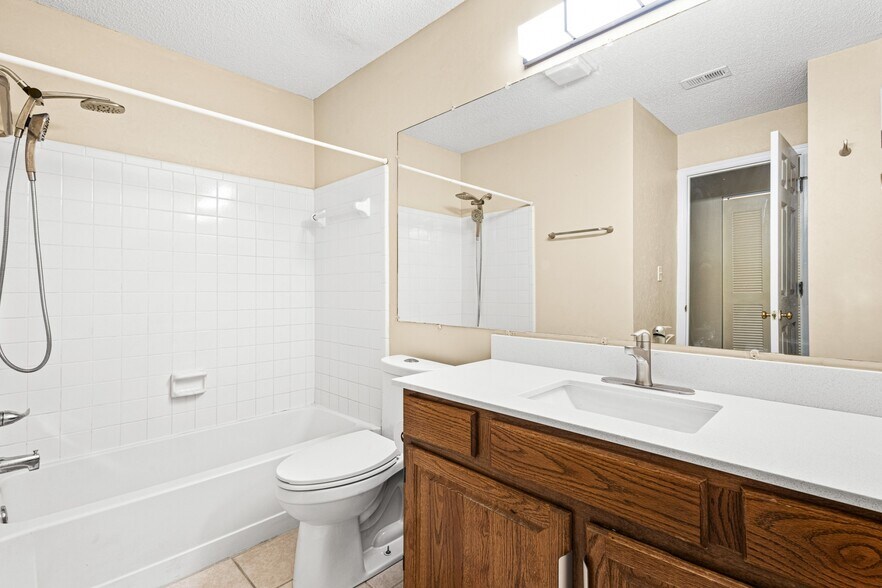 Guest Bath - 98 Hampshire Ct