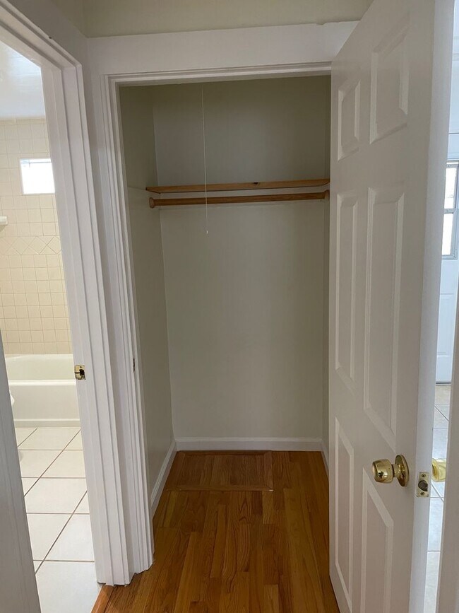 Building Photo - 1 Bed 1 Bath with In Unit Laundry and AC Available in PRIME Echo Park!