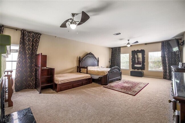 Building Photo - 2315 Little Tree Bend