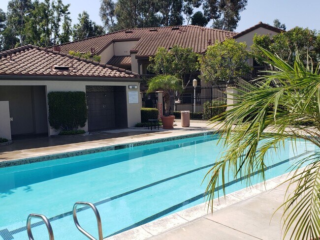 Building Photo - 1 Bed Condo with Garage & Balcony in Orange