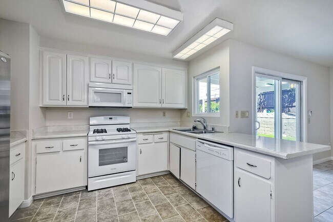 Building Photo - Stunning Single-Level Home