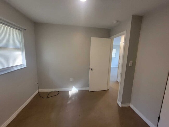 Building Photo - 402 Peters St