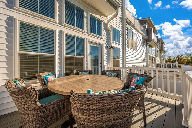 Building Photo - The Enclave At Gambrill View