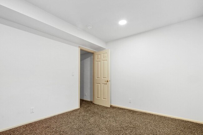 Building Photo - Parkside Paradise: Spacious 5-Bed Luxury in Hobble Creek