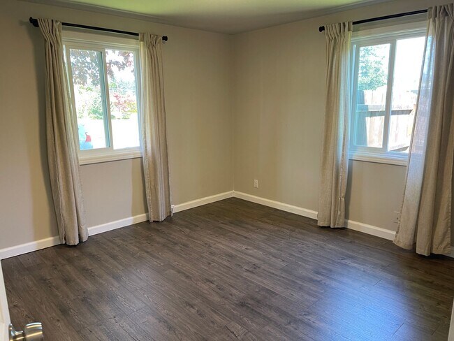 Building Photo - CAMAS Charming Remodeled 3 Bedroom Bungalow close to Crown Park!