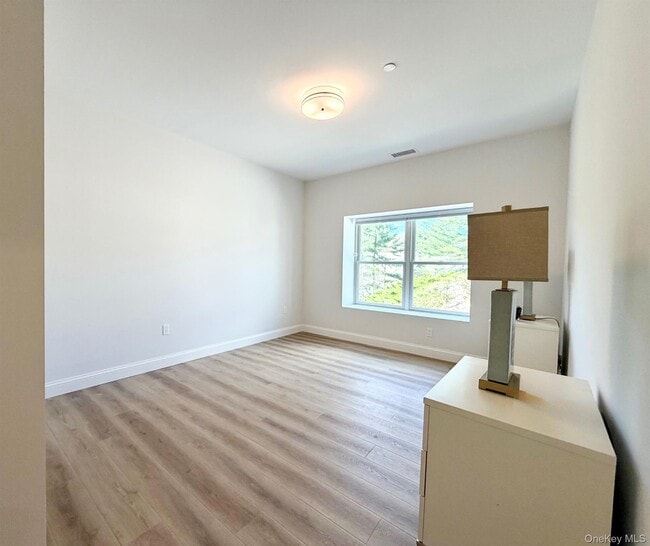 Building Photo - 905 Oakridge Cmns