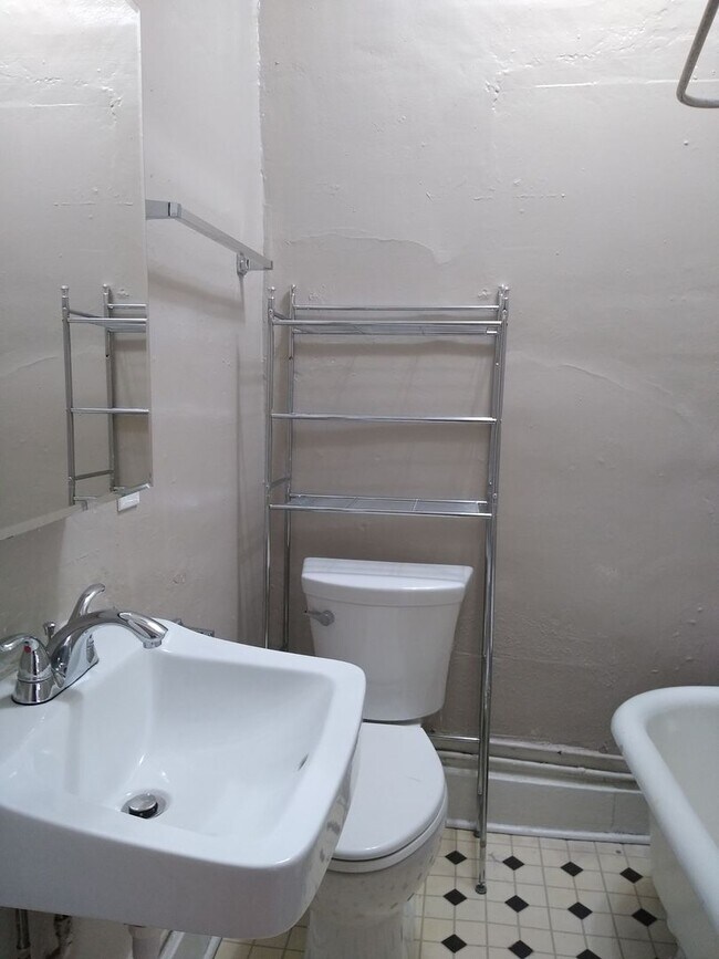 Building Photo - Top Floor 1 Bedroom in Historic Capitol Hill