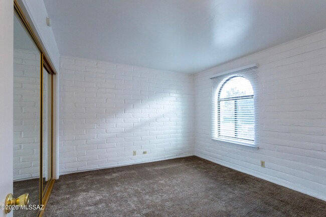 Building Photo - 565 N Macnab Dr