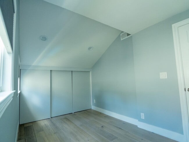 Building Photo - 1435 Edgehill Dr