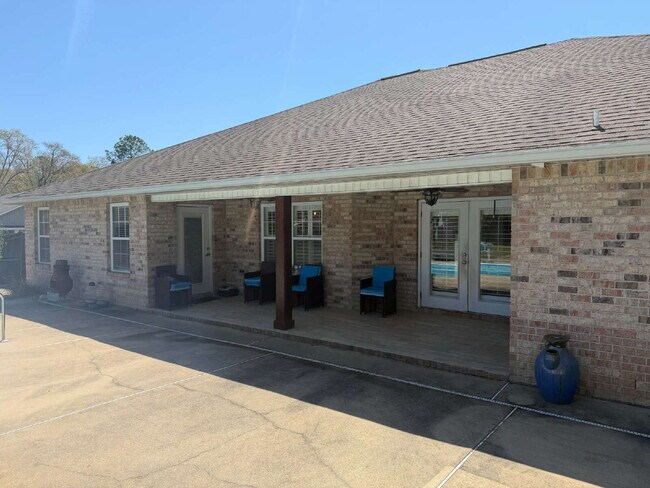 Building Photo - "Spacious 4-Bedroom Pool Home in Crestview!"