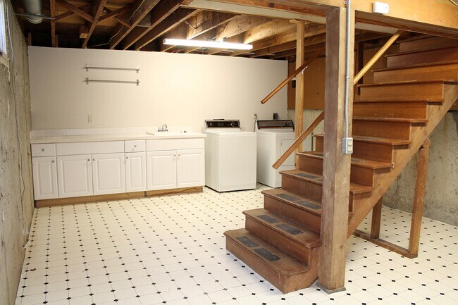 Building Photo - 8025-8027 SW Northvale Wy