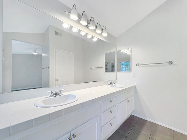Building Photo - Stunning 3B/2.5BA Home in San Diego w/ Fir...