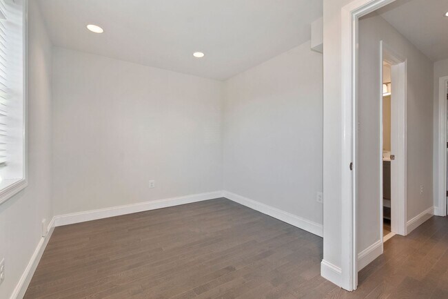 Building Photo - Recently Updated, 2 bed 2 1/2 Bath with Fe...