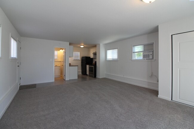 Building Photo - East Kennewick Stand-Alone Studio Apartment