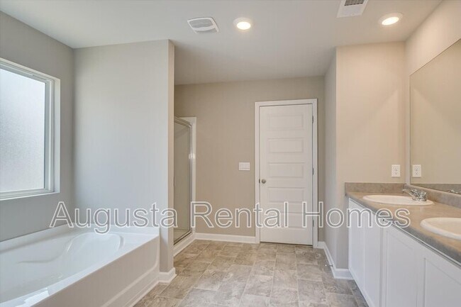 Building Photo - 560 Post Oak Ln
