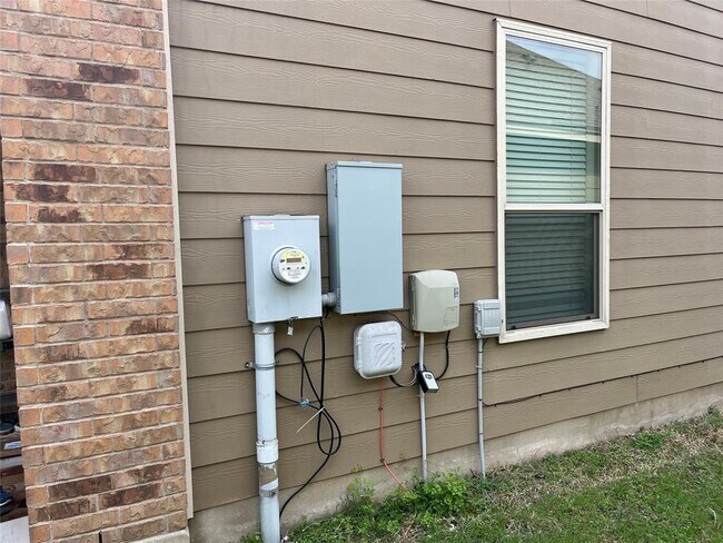 Building Photo - 9932 Aly May Dr