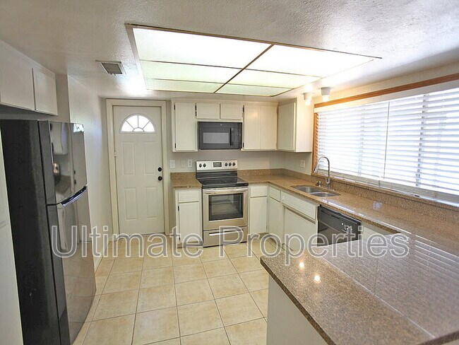 Building Photo - 8445 N 47th Dr
