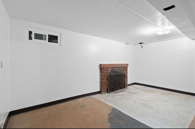 Building Photo - 603 E Columbia Ave