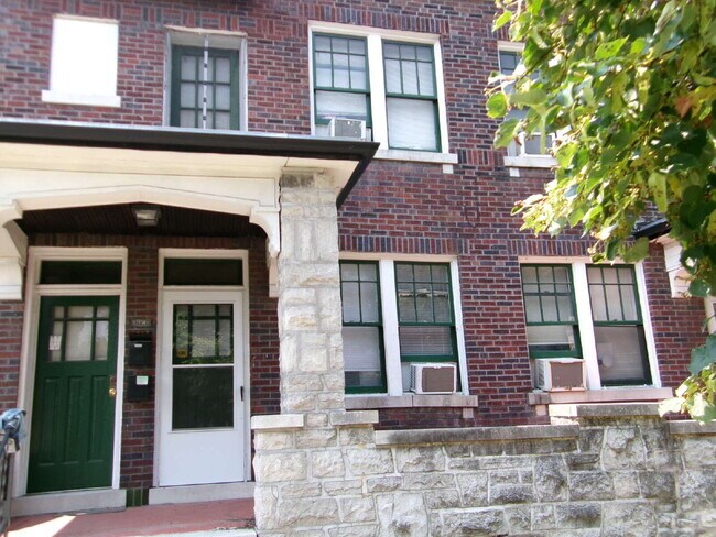 Building Photo - ** MOVE IN SPECIAL** First-Floor Unit with Hardwood Floors & Spacious Living Areas