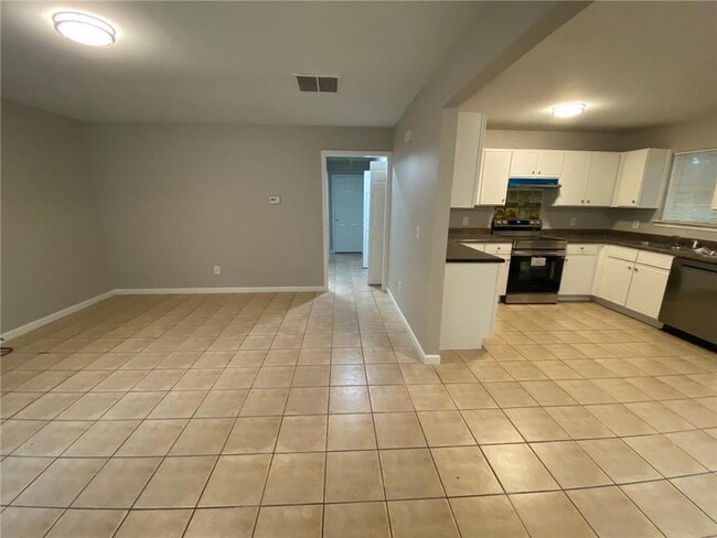 Building Photo - 130 River Pointe Ct SW