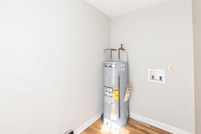 Building Photo - Three Bedroom Home!