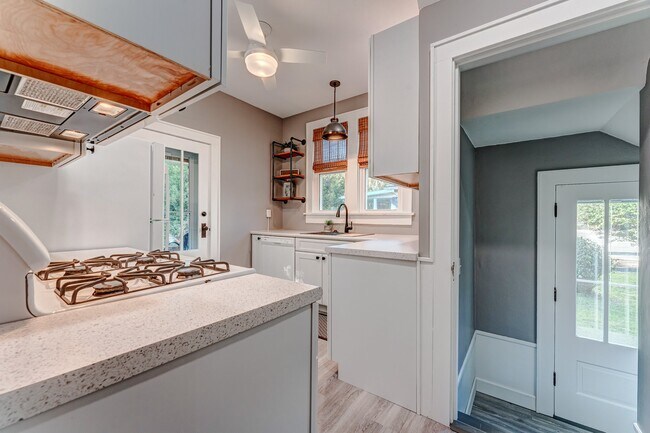 Building Photo - 58 Levels Rd