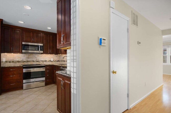 Building Photo - Charming Townhouse: Your New Home Awaits!