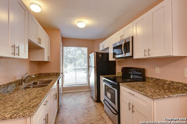 Building Photo - 2 Bedroom/2 Bath Condo San Pedro Hills Subdivsion