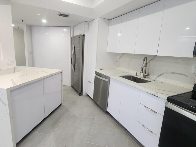 Building Photo - 520 Brickell Key Dr