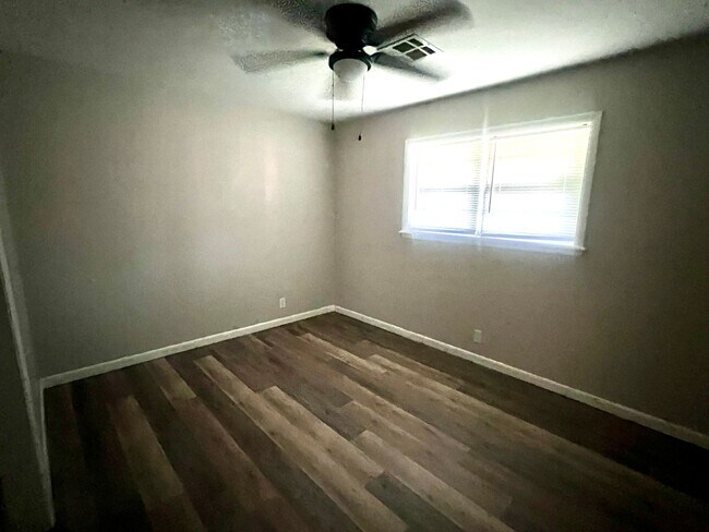Building Photo - Beautiful 4 Bedroom 2 Bath home