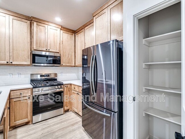 Building Photo - 614 W 2nd St