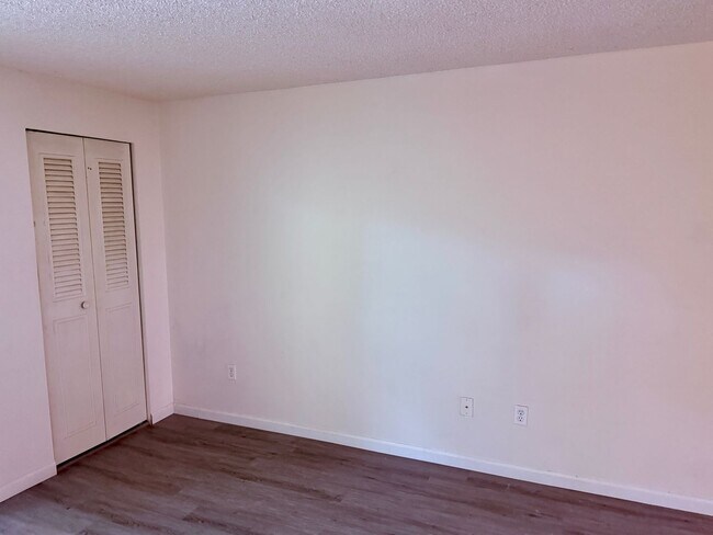 Building Photo - Single level top floor 2 bed Flat w/nice sized deck