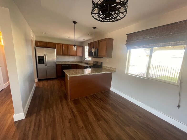 Kitchen & Dining Area - 2118 W Glenn Dr
