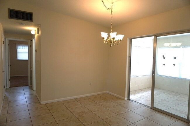 Building Photo - Modest 3 Br/1.5 Bath in Established Neighborhood