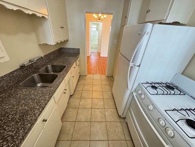 Building Photo - 521 S Manhattan Pl