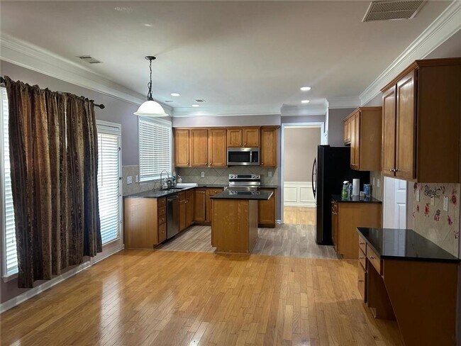 Building Photo - 815 Earlham Dr