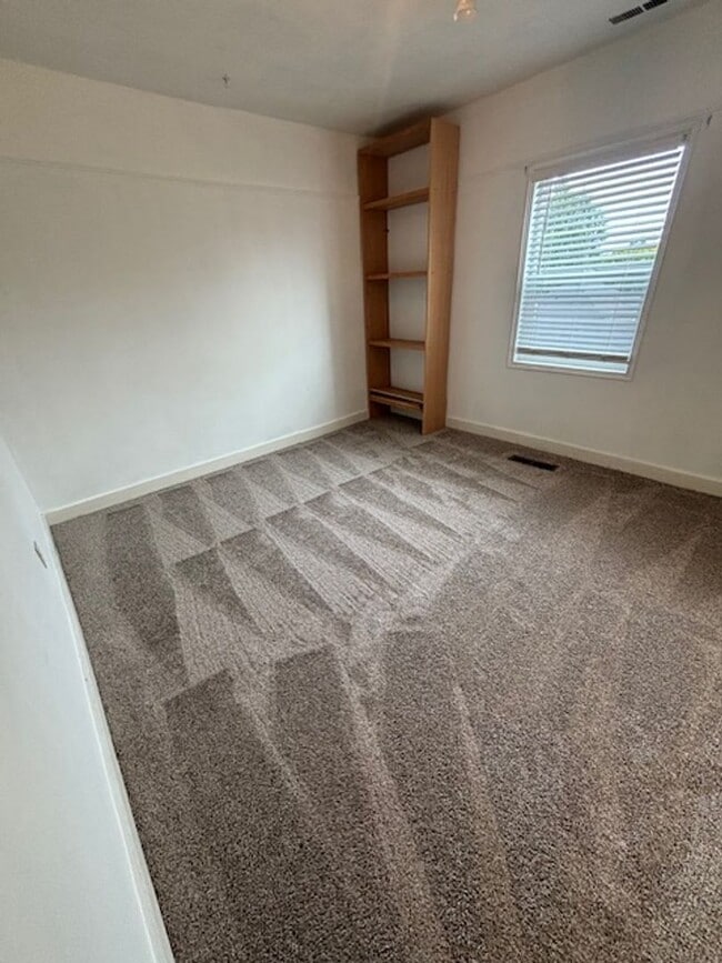 Building Photo - 2 Bedroom 1 Bath Apt in Newberg