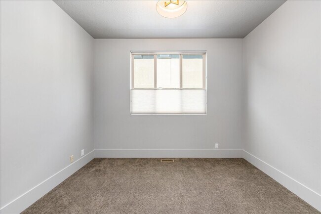 Building Photo - 2758 S Honeycomb Way
