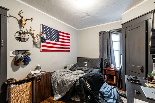 Building Photo - Kenwood flat across from UWM