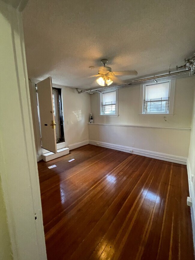 Building Photo - 17 Barrows St