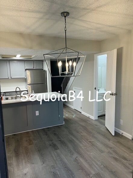 Dining Area and Breakfast Bar - 6041 Sequoia Rd NW