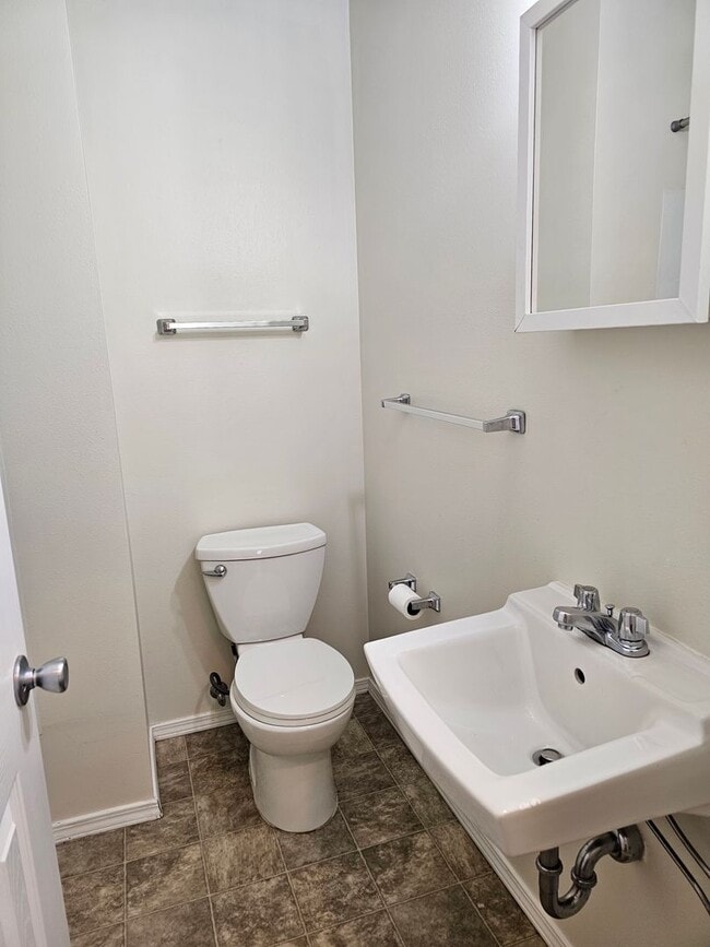 Building Photo - CLOSE IN SW PORTLAND RANCH 3/2 + 2 CAR GAR...