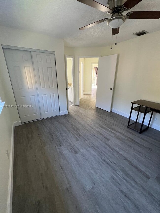 Building Photo - 11383 Lakeview Dr