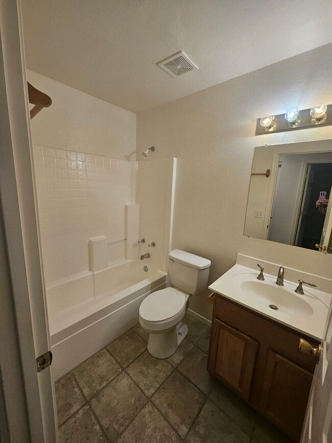 Building Photo - 3 Bedroom Home in Holiday Shores