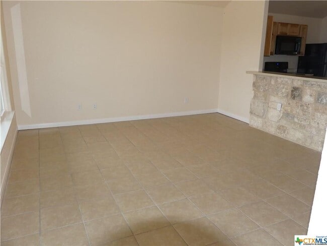 Building Photo - NEW ON MARKET