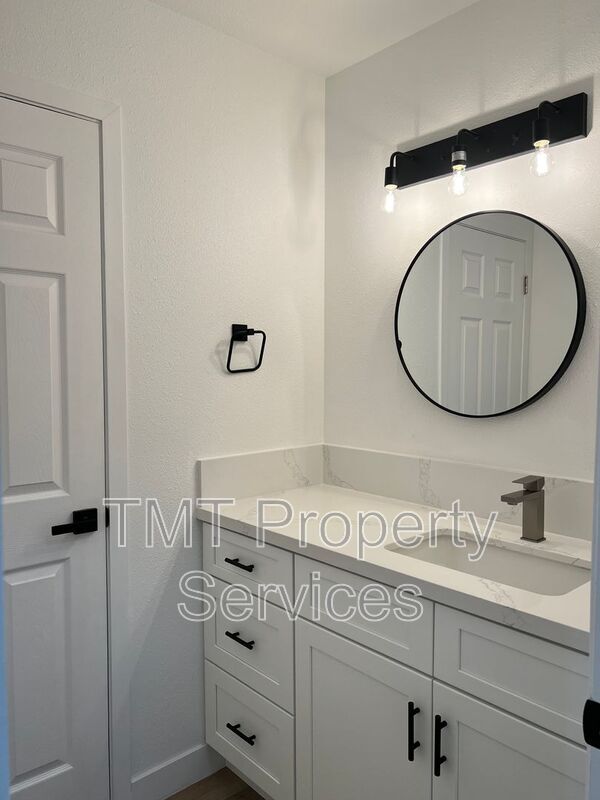 Building Photo - 610 E Newlove Dr