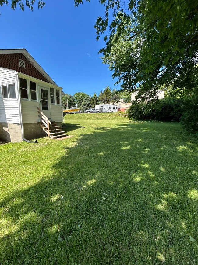 Building Photo - Charming 2-Bedroom Home with Spacious Yard...