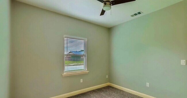 Building Photo - MOVE IN READY