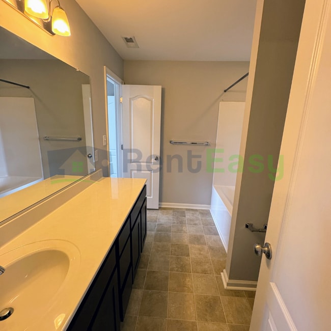 Building Photo - 1005 Silver Charm Cir